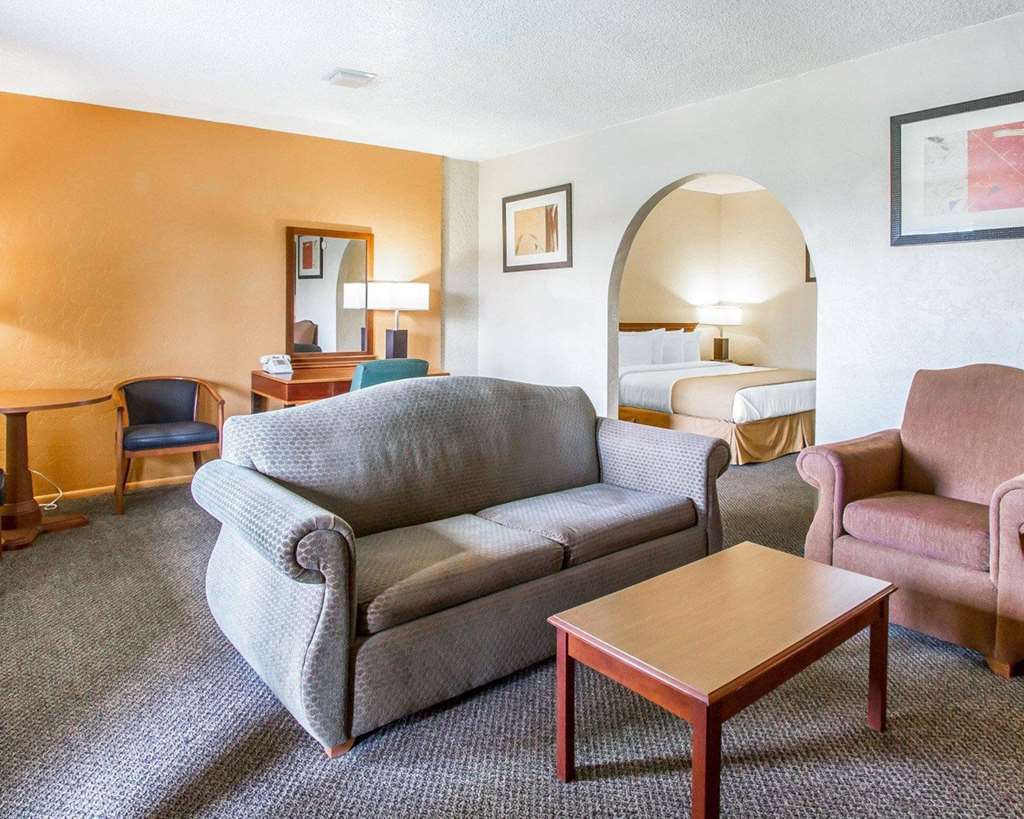 Quality Inn & Suites Goodyear - Phoenix West Room photo