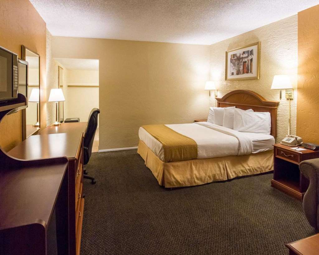 Quality Inn & Suites Goodyear - Phoenix West Room photo